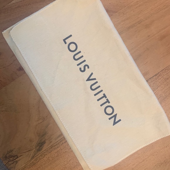 Louis Vuitton small bag - 😍 authentic - Picture 5 of 5